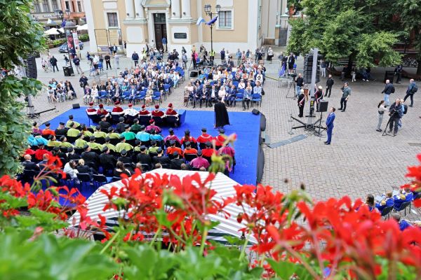 Uroczysty Senat UMK na Rynku Staromiejskim (24.06.25) [fot. Andrzej Romański] Kliknij, aby powiększyć zdjęcie
