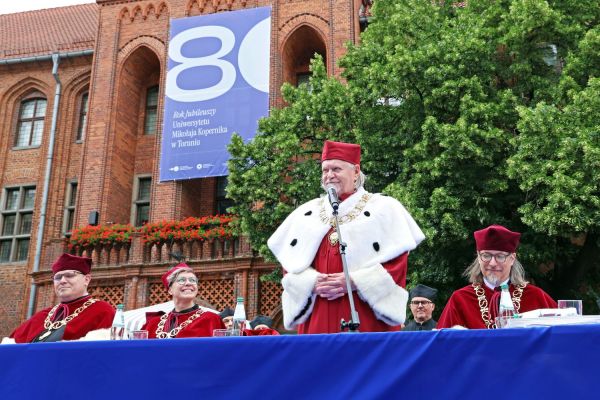 Uroczysty Senat UMK na Rynku Staromiejskim (24.06.25) [fot. Andrzej Romański] Kliknij, aby powiększyć zdjęcie