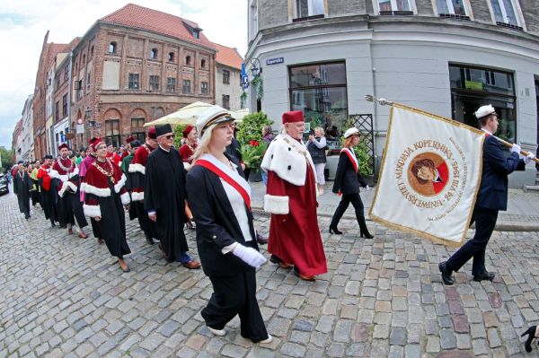 Uroczysty Senat UMK na Rynku Staromiejskim (24.06.25) [fot. Andrzej Romański] Kliknij, aby powiększyć zdjęcie