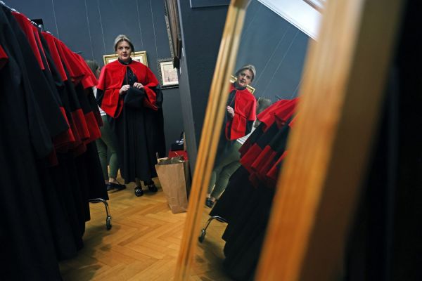 Uroczysty Senat UMK na Rynku Staromiejskim (24.06.25) [fot. Andrzej Romański] Kliknij, aby powiększyć zdjęcie