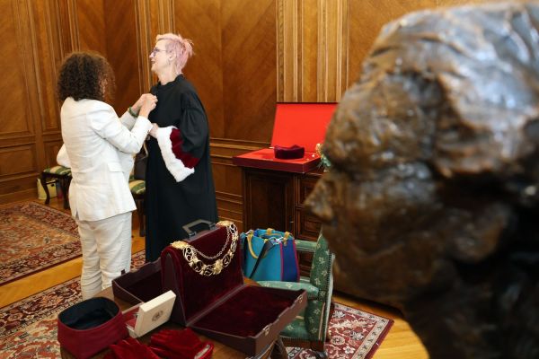 Uroczysty Senat UMK na Rynku Staromiejskim (24.06.25) [fot. Andrzej Romański] Kliknij, aby powiększyć zdjęcie