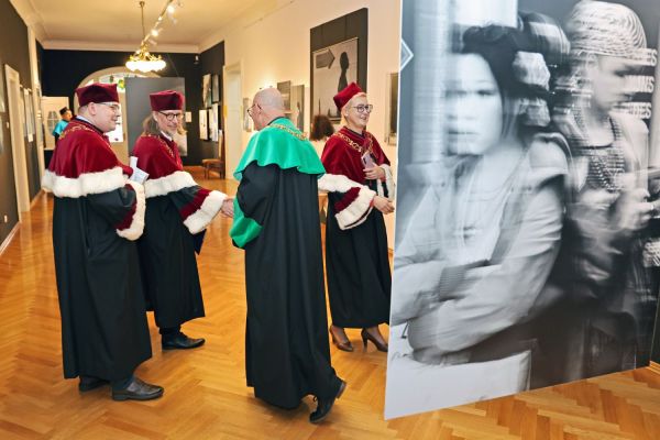 Uroczysty Senat UMK na Rynku Staromiejskim (24.06.25) [fot. Andrzej Romański] Kliknij, aby powiększyć zdjęcie