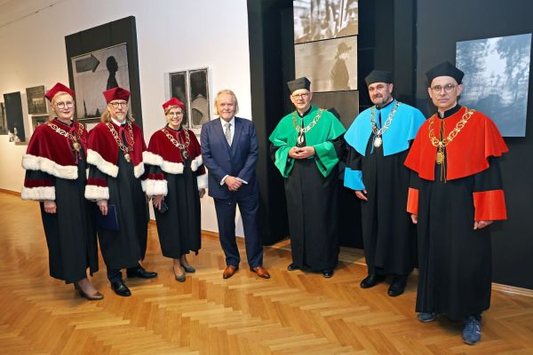 Uroczysty Senat UMK na Rynku Staromiejskim (24.06.25) [fot. Andrzej Romański] Kliknij, aby powiększyć zdjęcie