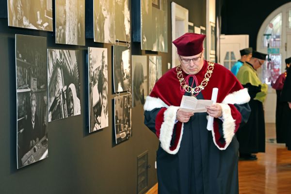 Uroczysty Senat UMK na Rynku Staromiejskim (24.06.25) [fot. Andrzej Romański] Kliknij, aby powiększyć zdjęcie