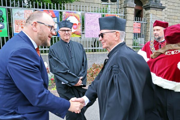 Uroczysty Senat UMK na Rynku Staromiejskim (24.06.25) [fot. Andrzej Romański] Kliknij, aby powiększyć zdjęcie