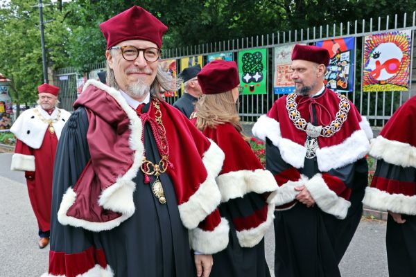 Uroczysty Senat UMK na Rynku Staromiejskim (24.06.25) [fot. Andrzej Romański] Kliknij, aby powiększyć zdjęcie
