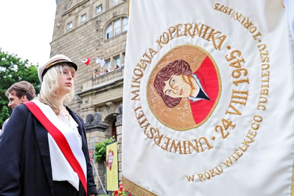 Uroczysty Senat UMK na Rynku Staromiejskim (24.06.25) [fot. Andrzej Romański] Kliknij, aby powiększyć zdjęcie
