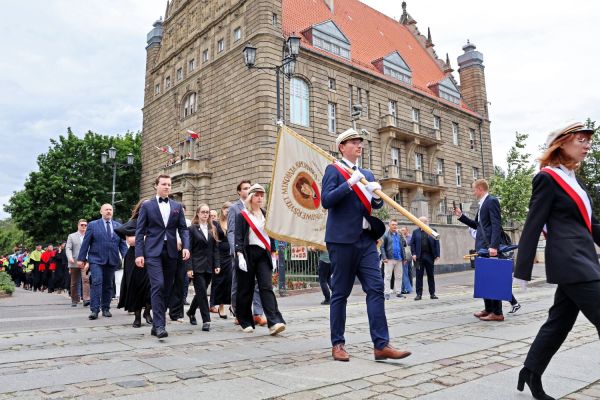 Uroczysty Senat UMK na Rynku Staromiejskim (24.06.25) [fot. Andrzej Romański] Kliknij, aby powiększyć zdjęcie