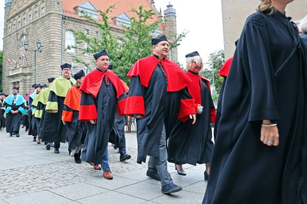 Uroczysty Senat UMK na Rynku Staromiejskim (24.06.25) [fot. Andrzej Romański] Kliknij, aby powiększyć zdjęcie
