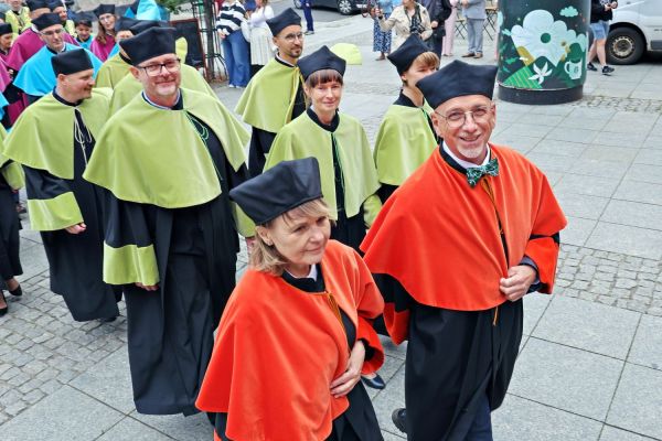 Uroczysty Senat UMK na Rynku Staromiejskim (24.06.25) [fot. Andrzej Romański] Kliknij, aby powiększyć zdjęcie