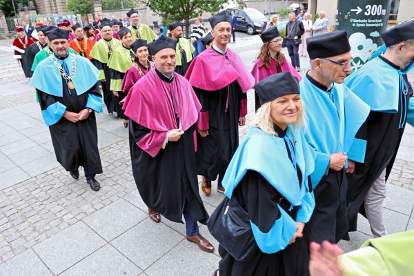 Uroczysty Senat UMK na Rynku Staromiejskim (24.06.25) [fot. Andrzej Romański] Kliknij, aby powiększyć zdjęcie