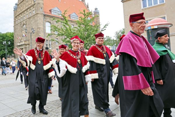 Uroczysty Senat UMK na Rynku Staromiejskim (24.06.25) [fot. Andrzej Romański] Kliknij, aby powiększyć zdjęcie