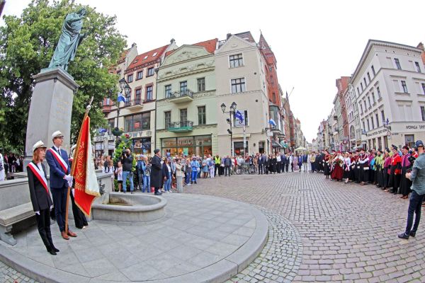 Uroczysty Senat UMK na Rynku Staromiejskim (24.06.25) [fot. Andrzej Romański] Kliknij, aby powiększyć zdjęcie