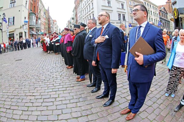 Uroczysty Senat UMK na Rynku Staromiejskim (24.06.25) [fot. Andrzej Romański] Kliknij, aby powiększyć zdjęcie
