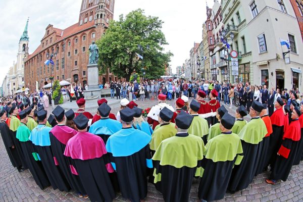 Uroczysty Senat UMK na Rynku Staromiejskim (24.06.25) [fot. Andrzej Romański] Kliknij, aby powiększyć zdjęcie
