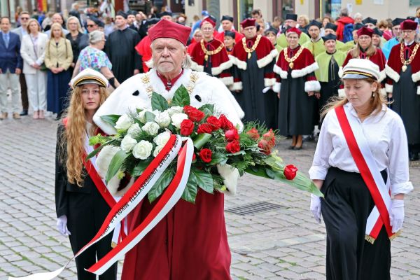 Uroczysty Senat UMK na Rynku Staromiejskim (24.06.25) [fot. Andrzej Romański] Kliknij, aby powiększyć zdjęcie