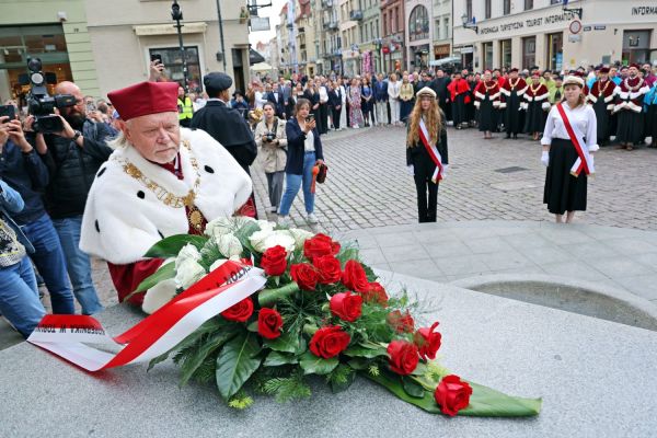 Uroczysty Senat UMK na Rynku Staromiejskim (24.06.25) [fot. Andrzej Romański] Kliknij, aby powiększyć zdjęcie