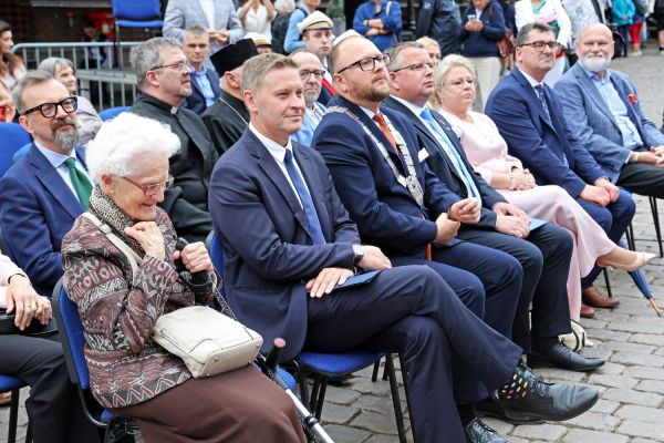 Uroczysty Senat UMK na Rynku Staromiejskim (24.06.25) [fot. Andrzej Romański] Kliknij, aby powiększyć zdjęcie
