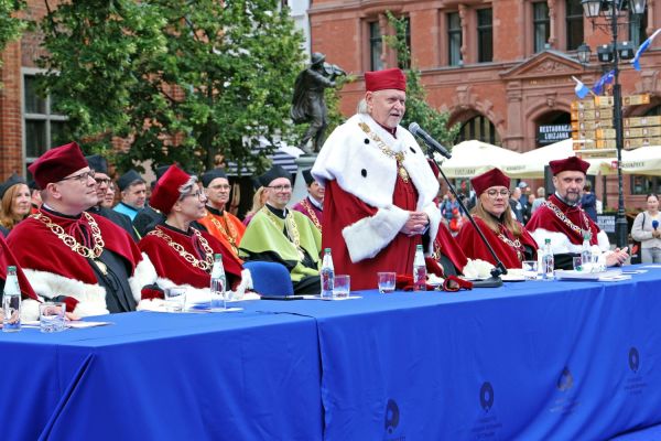 Uroczysty Senat UMK na Rynku Staromiejskim (24.06.25) [fot. Andrzej Romański] Kliknij, aby powiększyć zdjęcie