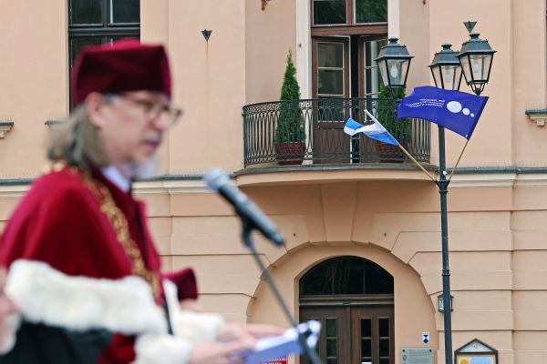 Uroczysty Senat UMK na Rynku Staromiejskim (24.06.25) [fot. Andrzej Romański] Kliknij, aby powiększyć zdjęcie
