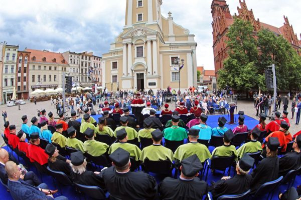 Uroczysty Senat UMK na Rynku Staromiejskim (24.06.25) [fot. Andrzej Romański] Kliknij, aby powiększyć zdjęcie