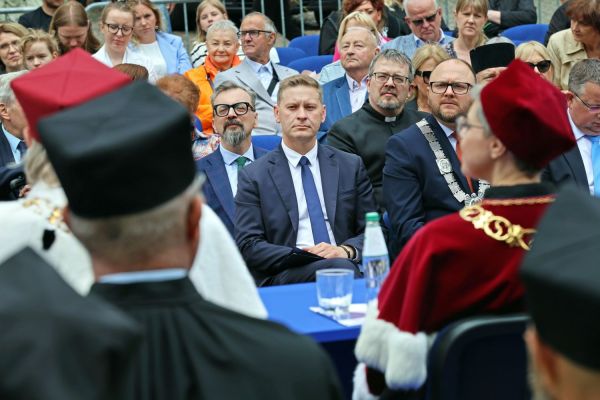 Uroczysty Senat UMK na Rynku Staromiejskim (24.06.25) [fot. Andrzej Romański] Kliknij, aby powiększyć zdjęcie
