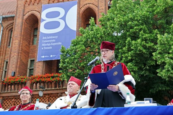 Uroczysty Senat UMK na Rynku Staromiejskim (24.06.25) [fot. Andrzej Romański] Kliknij, aby powiększyć zdjęcie
