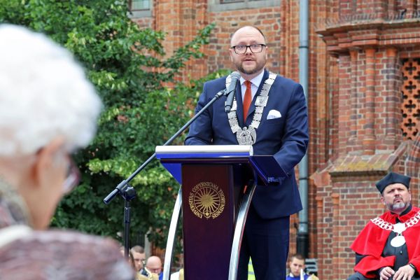Uroczysty Senat UMK na Rynku Staromiejskim (24.06.25) [fot. Andrzej Romański] Kliknij, aby powiększyć zdjęcie