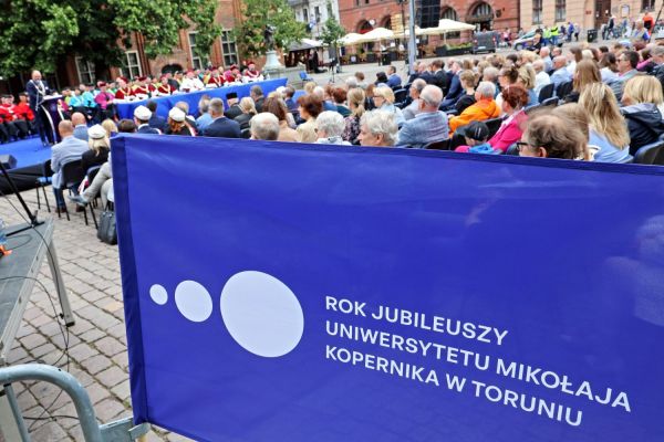 Uroczysty Senat UMK na Rynku Staromiejskim (24.06.25) [fot. Andrzej Romański] Kliknij, aby powiększyć zdjęcie