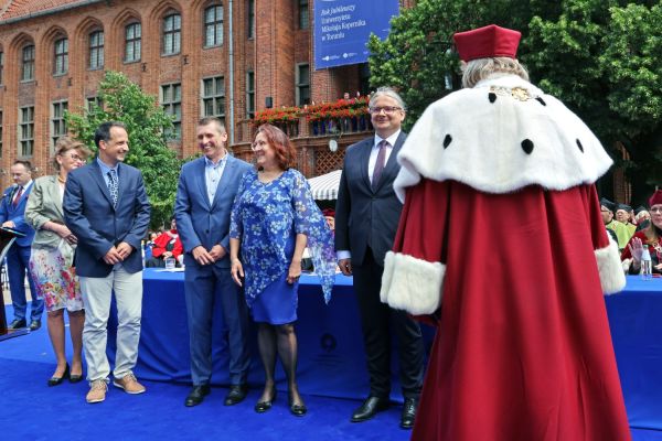 Uroczysty Senat UMK na Rynku Staromiejskim (24.06.25) [fot. Andrzej Romański] Kliknij, aby powiększyć zdjęcie