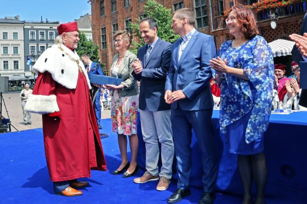 Uroczysty Senat UMK na Rynku Staromiejskim (24.06.25) [fot. Andrzej Romański] Kliknij, aby powiększyć zdjęcie