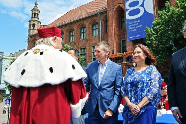 Uroczysty Senat UMK na Rynku Staromiejskim (24.06.25) [fot. Andrzej Romański] Kliknij, aby powiększyć zdjęcie