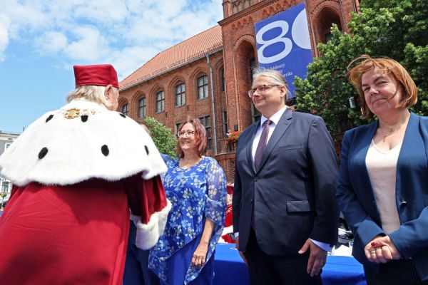 Uroczysty Senat UMK na Rynku Staromiejskim (24.06.25) [fot. Andrzej Romański] Kliknij, aby powiększyć zdjęcie