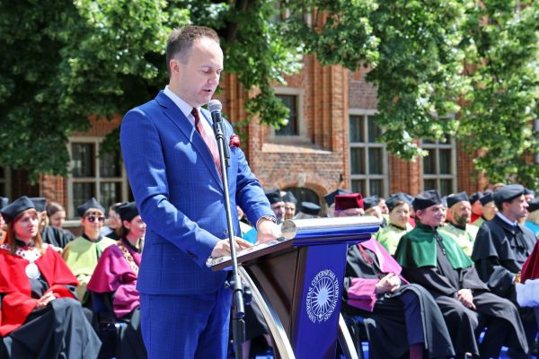 Uroczysty Senat UMK na Rynku Staromiejskim (24.06.25) [fot. Andrzej Romański] Kliknij, aby powiększyć zdjęcie