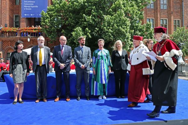 Uroczysty Senat UMK na Rynku Staromiejskim (24.06.25) [fot. Andrzej Romański] Kliknij, aby powiększyć zdjęcie