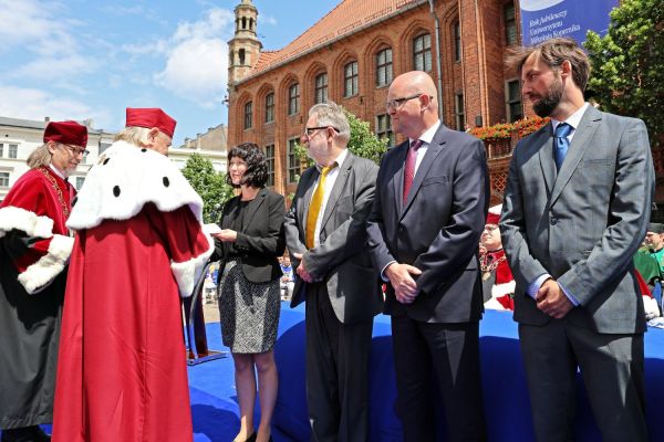 Uroczysty Senat UMK na Rynku Staromiejskim (24.06.25) [fot. Andrzej Romański] Kliknij, aby powiększyć zdjęcie