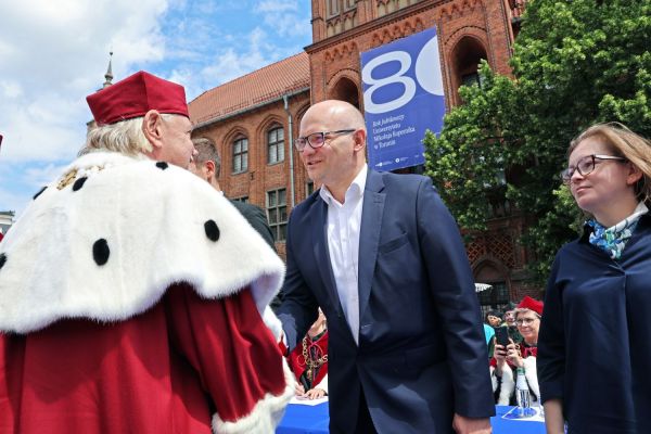 Uroczysty Senat UMK na Rynku Staromiejskim (24.06.25) [fot. Andrzej Romański] Kliknij, aby powiększyć zdjęcie