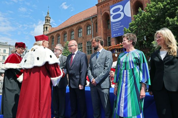 Uroczysty Senat UMK na Rynku Staromiejskim (24.06.25) [fot. Andrzej Romański] Kliknij, aby powiększyć zdjęcie