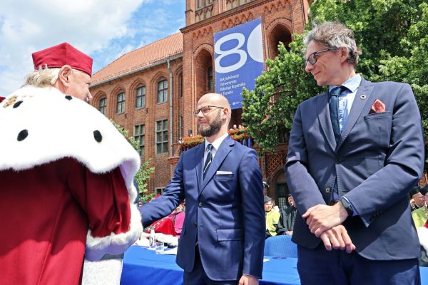 Uroczysty Senat UMK na Rynku Staromiejskim (24.06.25) [fot. Andrzej Romański] Kliknij, aby powiększyć zdjęcie