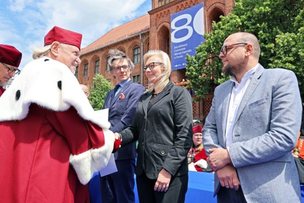 Uroczysty Senat UMK na Rynku Staromiejskim (24.06.25) [fot. Andrzej Romański] Kliknij, aby powiększyć zdjęcie