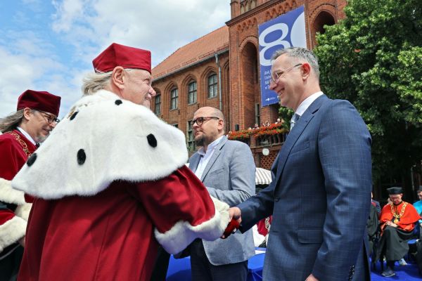 Uroczysty Senat UMK na Rynku Staromiejskim (24.06.25) [fot. Andrzej Romański] Kliknij, aby powiększyć zdjęcie
