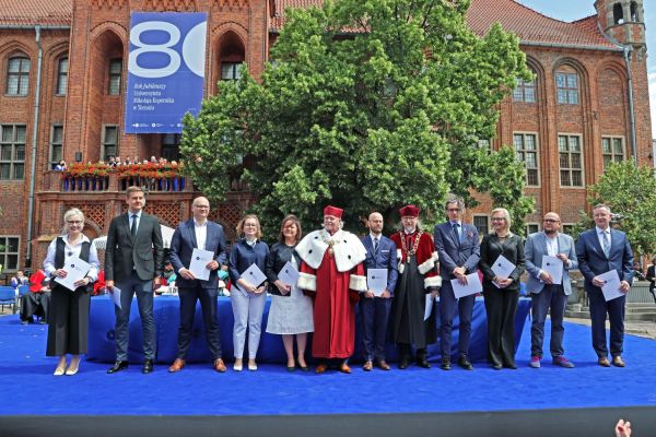 Uroczysty Senat UMK na Rynku Staromiejskim (24.06.25) [fot. Andrzej Romański] Kliknij, aby powiększyć zdjęcie