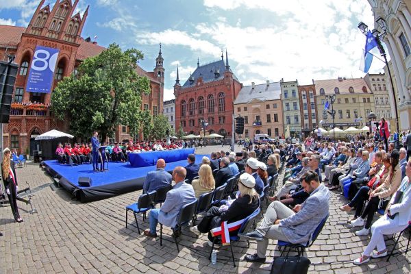 Uroczysty Senat UMK na Rynku Staromiejskim (24.06.25) [fot. Andrzej Romański] Kliknij, aby powiększyć zdjęcie