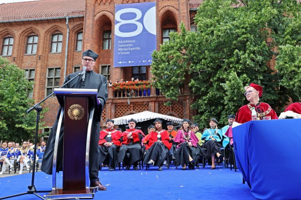 Uroczysty Senat UMK na Rynku Staromiejskim (24.06.25) [fot. Andrzej Romański] Kliknij, aby powiększyć zdjęcie