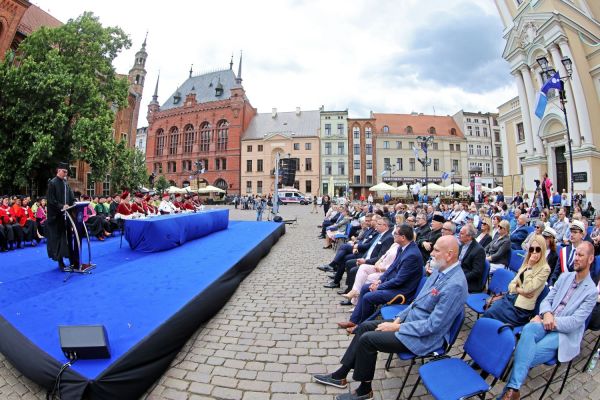 Uroczysty Senat UMK na Rynku Staromiejskim (24.06.25) [fot. Andrzej Romański] Kliknij, aby powiększyć zdjęcie