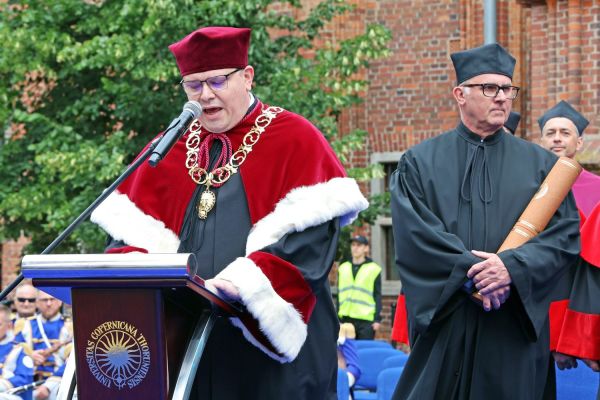 Uroczysty Senat UMK na Rynku Staromiejskim (24.06.25) [fot. Andrzej Romański] Kliknij, aby powiększyć zdjęcie