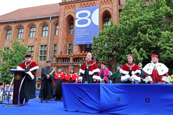 Uroczysty Senat UMK na Rynku Staromiejskim (24.06.25) [fot. Andrzej Romański] Kliknij, aby powiększyć zdjęcie