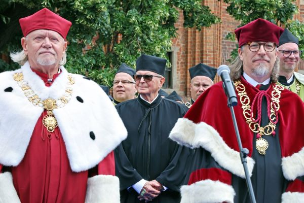 Uroczysty Senat UMK na Rynku Staromiejskim (24.06.25) [fot. Andrzej Romański] Kliknij, aby powiększyć zdjęcie