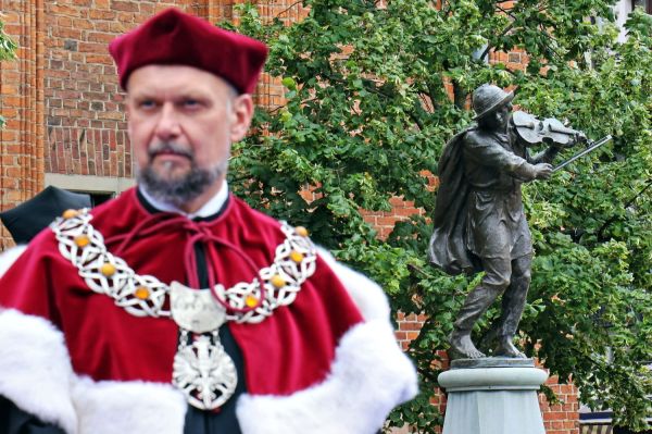 Uroczysty Senat UMK na Rynku Staromiejskim (24.06.25) [fot. Andrzej Romański] Kliknij, aby powiększyć zdjęcie