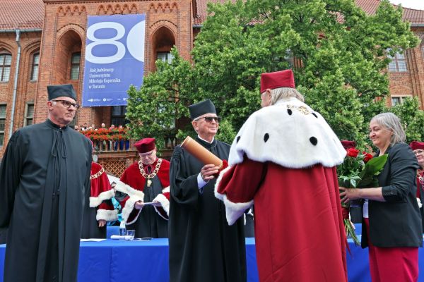 Uroczysty Senat UMK na Rynku Staromiejskim (24.06.25) [fot. Andrzej Romański] Kliknij, aby powiększyć zdjęcie